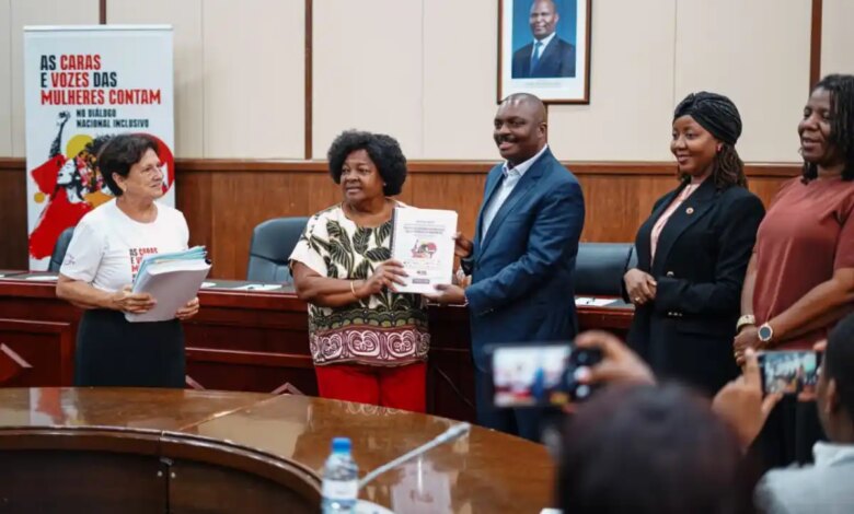 Mulheres entregam contribuições para reforma do Estado