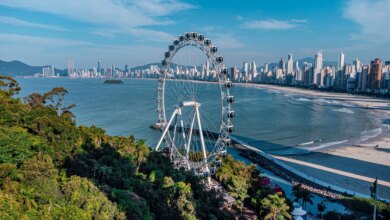 Panorâmica da cidade de Balneário Camboriú com a roda-gigante à frente