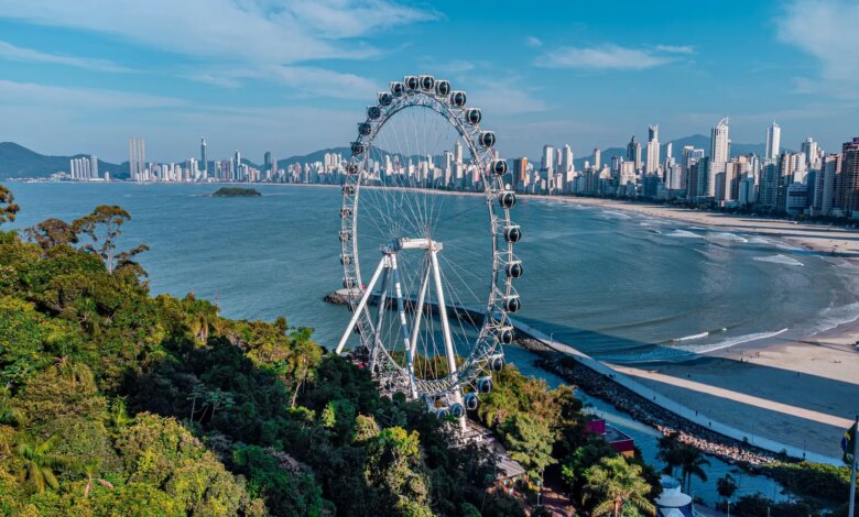 Panorâmica da cidade de Balneário Camboriú com a roda-gigante à frente