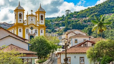 Vista aérea do centro histórico da cidade de Ouro Preto, em Minas Gerais, Brasil, com suas famosas igrejas e prédios antigos, tendo as colinas ao fundo