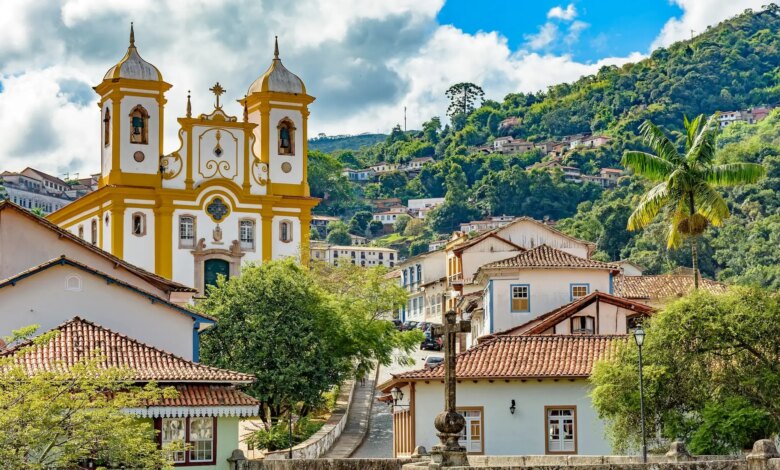Vista aérea do centro histórico da cidade de Ouro Preto, em Minas Gerais, Brasil, com suas famosas igrejas e prédios antigos, tendo as colinas ao fundo