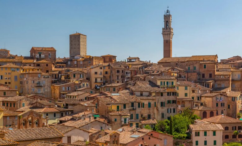 Vista dei tetti e dei campanili di Siena in una giornata di sole senza nuvole