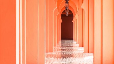 Arquitetura marroquina em tom salmão