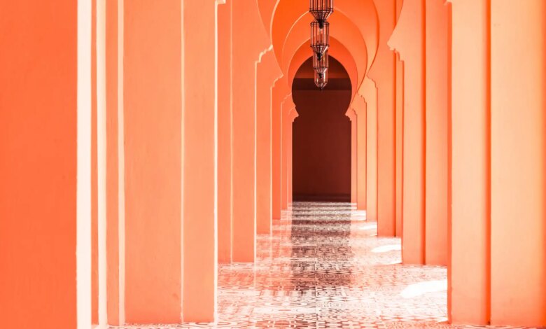 Arquitetura marroquina em tom salmão