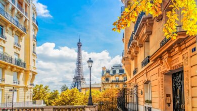 O famoso marco da Torre Eiffel e as ruas de Paris no outono, Paris no outono, França