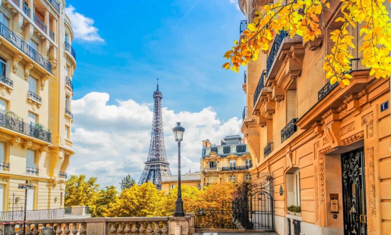 O famoso marco da Torre Eiffel e as ruas de Paris no outono, Paris no outono, França