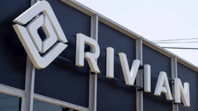 Robôs trabalhando na fábrica da Rivian: startup com esse objetivo levanta US$ 500 milhões