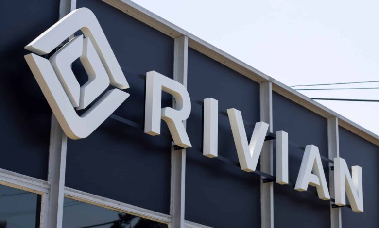 Robôs trabalhando na fábrica da Rivian: startup com esse objetivo levanta US$ 500 milhões