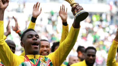 Senegal desafia CAF e exibe troféu aos adeptos na França