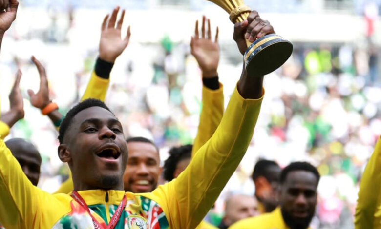 Senegal desafia CAF e exibe troféu aos adeptos na França