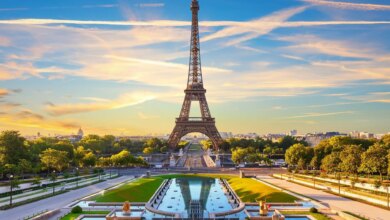 A bela vista da Torre Eiffel, imagem emblemática de Paris, França