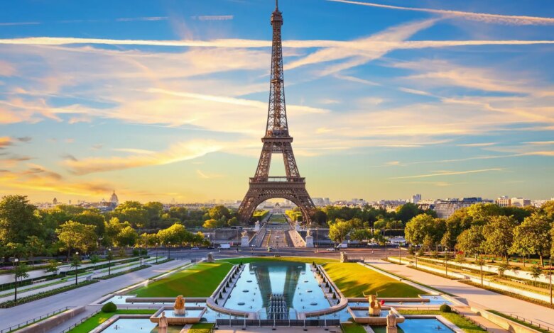 A bela vista da Torre Eiffel, imagem emblemática de Paris, França