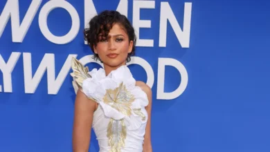 Zendaya usa icónico vestido da personagem Carrie Bradshaw e exibe aliança