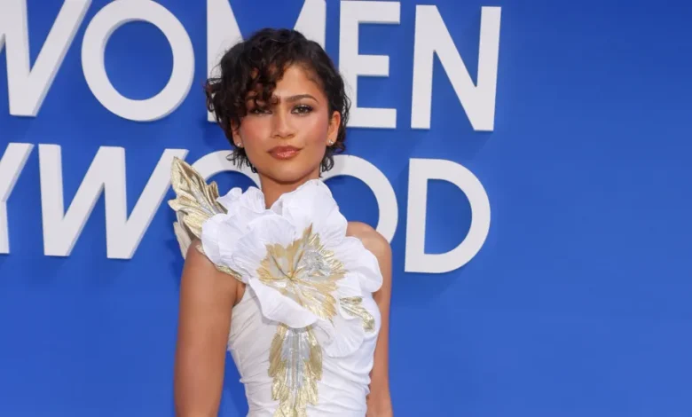 Zendaya usa icónico vestido da personagem Carrie Bradshaw e exibe aliança