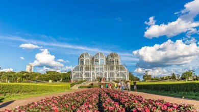 Jardim Botânico de Curitiba com a icônica Estufa de Vidro ao fundo