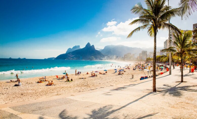 Palmeiras e o Morro Dois Irmãos na praia de Ipanema, no Rio de Janeiro