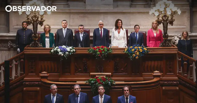 Assembleia da República aplaude de pé autonomias regionais