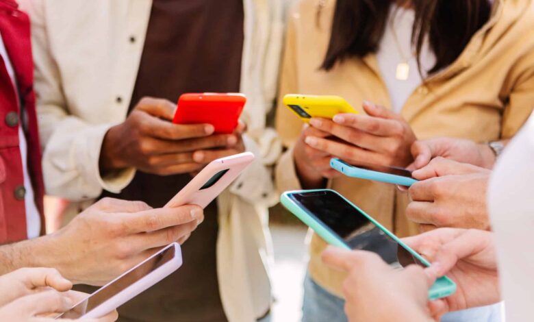 Austrália vai dobrar multa para redes sociais que liberarem adolescentes