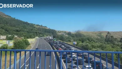 Autocarro em chamas leva a corte de trânsito na A8