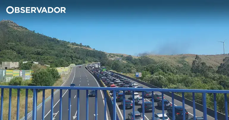 Autocarro em chamas leva a corte de trânsito na A8