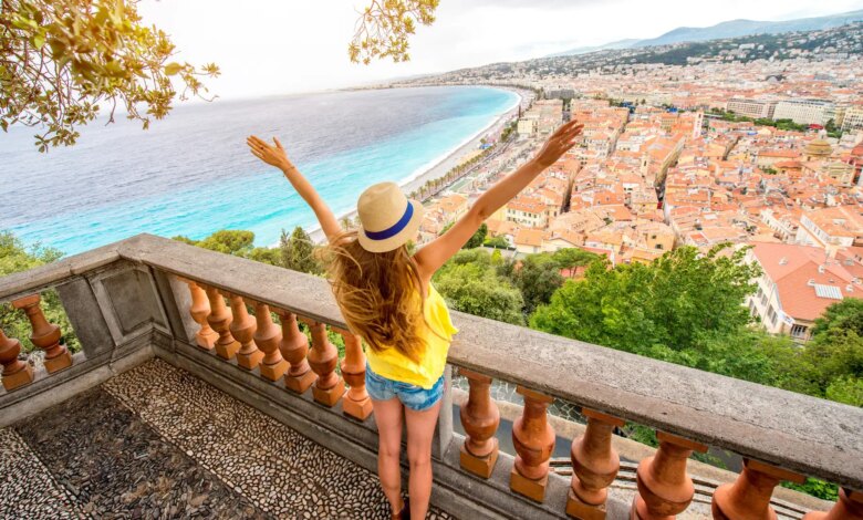 Uma mulher admirando as paisagens da Côte d'Azur