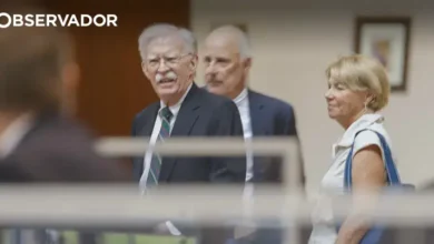 Bolton declara-se culpado de reter documentos secretos
