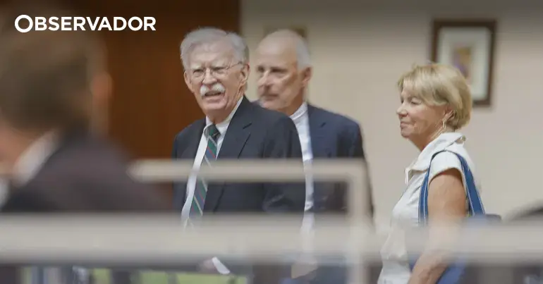 Bolton declara-se culpado de reter documentos secretos