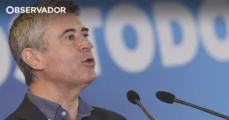 Carneiro aponta "namoro com beijos e amuos" entre AD e Chega