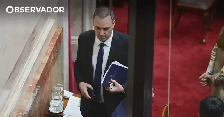 Chefe de gabinete do líder da Argentina demite-se
