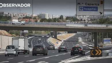 Despiste de camião do lixo na Costa de Caparica corta IC20