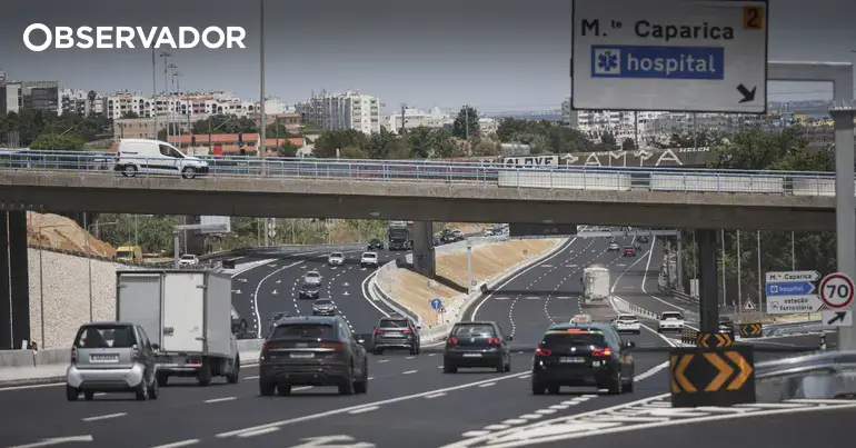 Despiste de camião do lixo na Costa de Caparica corta IC20