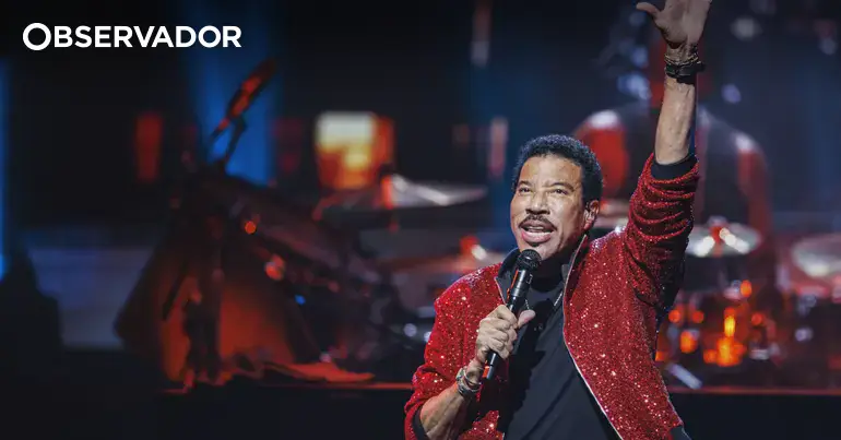 Lionel Richie hospitalizado após sentir-se mal em concerto
