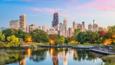 Vista panorâmica de Chicago e de seus arranha-céus ao pôr do sol