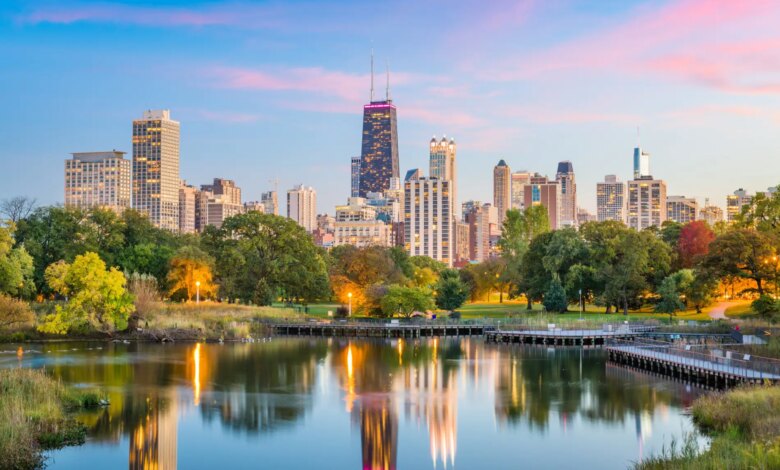 Vista panorâmica de Chicago e de seus arranha-céus ao pôr do sol