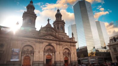 Catedral de Santiago de Chile com modernos edifícios ao fundo