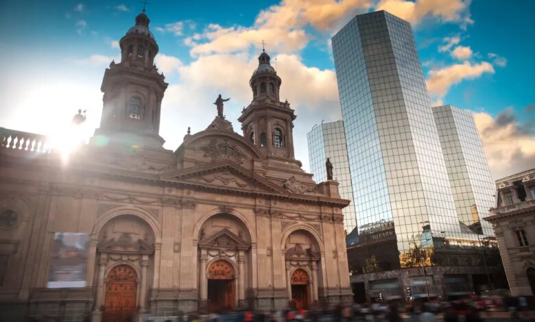 Catedral de Santiago de Chile com modernos edifícios ao fundo