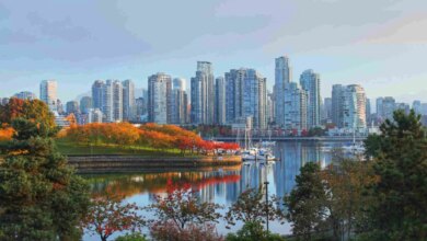 Vista panorâmica de Vancouver, com edifícios e algumas árvores