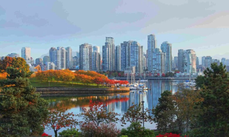 Vista panorâmica de Vancouver, com edifícios e algumas árvores