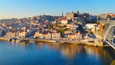 Vista panorâmica da cidade do Porto, às margens do rio Douro