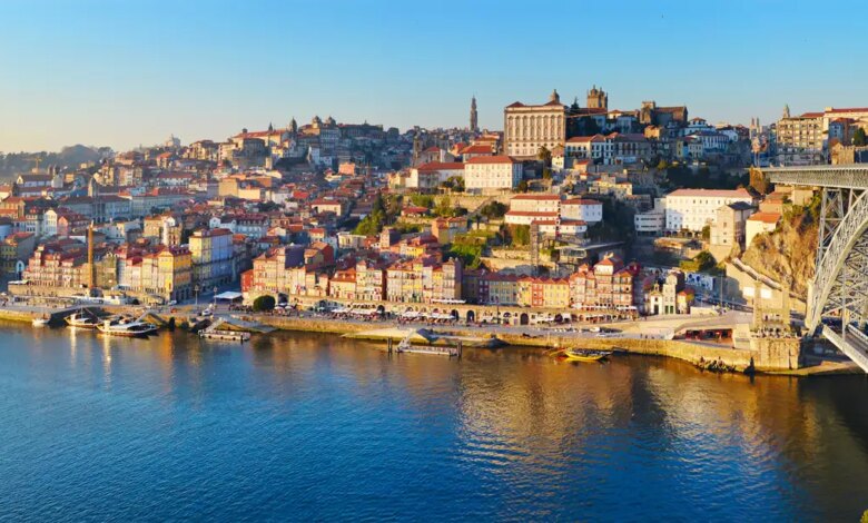 Vista panorâmica da cidade do Porto, às margens do rio Douro
