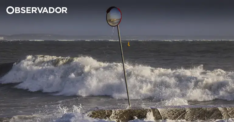 Praia de Santo Amaro de Oeiras reaberta após forte poluição