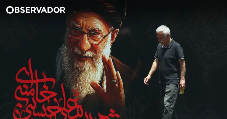 3 filhos de Khamenei aparecem no funeral, mas não o sucessor