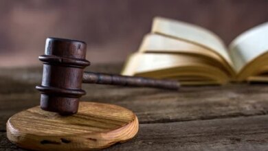 89118833-tema-da-lei-tabela-rústica-do-conceito-da-sala-de-tribunal