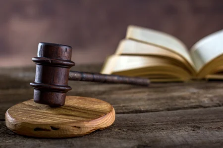 89118833-tema-da-lei-tabela-rústica-do-conceito-da-sala-de-tribunal