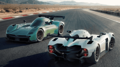 Dois carros em uma pista de corrida