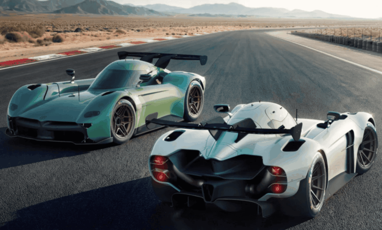Dois carros em uma pista de corrida