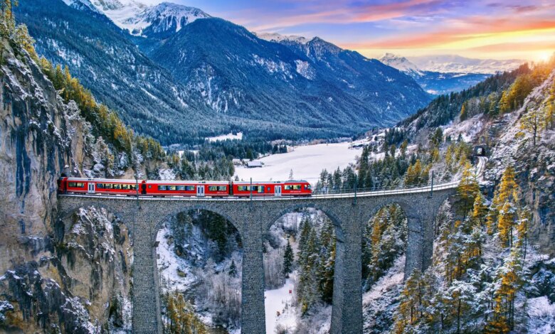 Vista aérea do Bernina Express passando pelos Alpes suíços