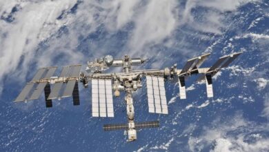 Astronautas dos EUA e Rússia retornam da Estação Espacial Internacional após oito meses no espaço