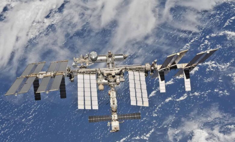 Astronautas dos EUA e Rússia retornam da Estação Espacial Internacional após oito meses no espaço