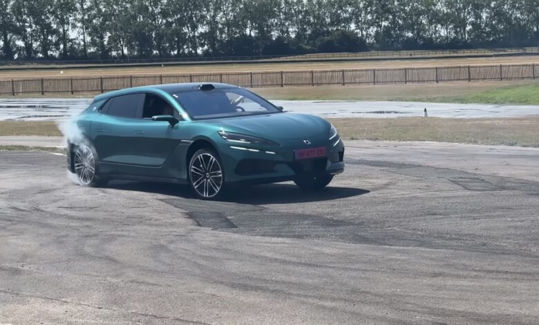 BYD cria carro que faz drift sozinho; motorista só desenha o percurso